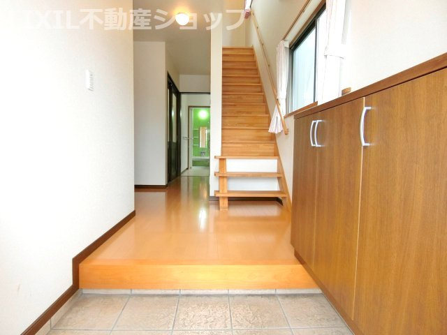 上越市大字三ツ橋の中古一戸建【玄関】玄関から一階♪