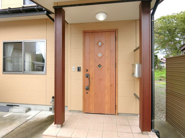 上越市大字三ツ橋の中古一戸建【玄関】玄関ドア♪