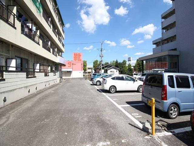 敷地内に駐車場ございます
