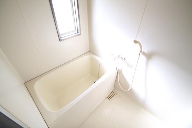 お風呂にも小窓がついており、換気も楽々★