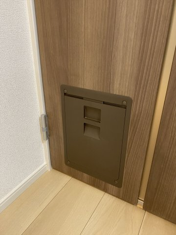ドアにはペットか通過できるミニ扉付き☆