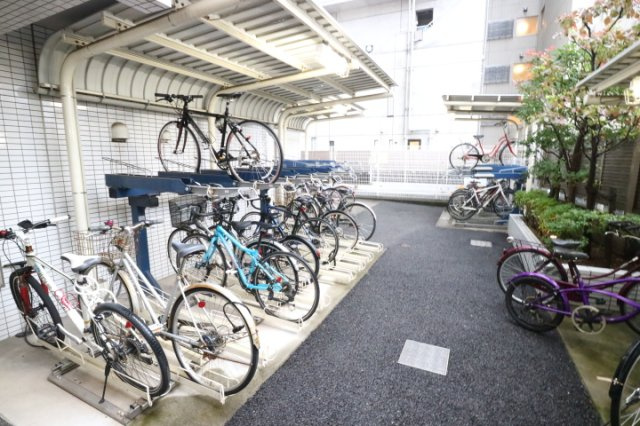 無料の自転車駐輪場　要申請ステッカー配布　区画指定なし　