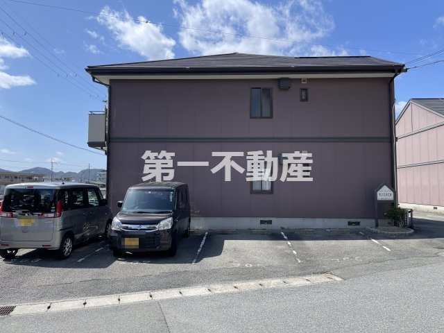 西脇市上野のアパート【駐車場】