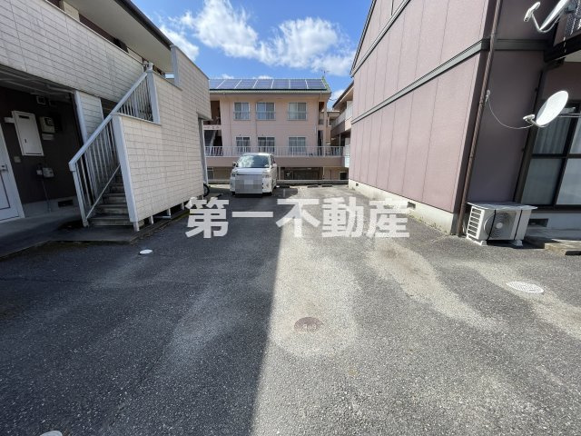 西脇市上野のアパート【駐車場】