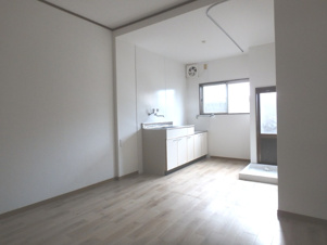 前田貸家北から２軒目【キッチン】8帖ダイニングキッチン。