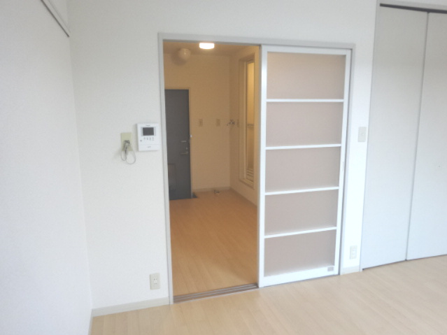 サンヴェールＢ棟【居間・リビング】居間の入口にドアが付いているので、冷暖房も逃げません！