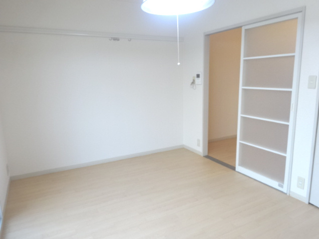 サンヴェールＢ棟【居間・リビング】白を基調としたお部屋