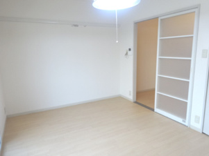 サンヴェールＢ棟【居間・リビング】白を基調としたお部屋