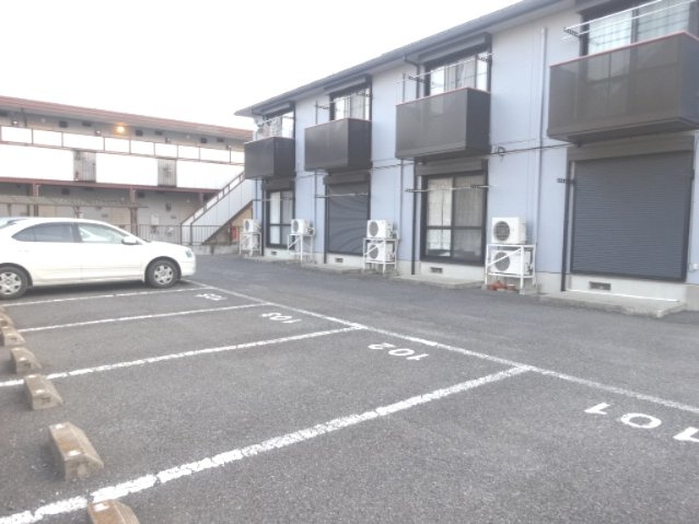 サンヴェールＢ棟【駐車場】目の前にある駐車場　愛車も常に見えますので安心です。