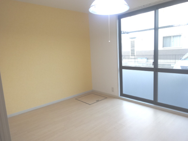 サンヴェールＢ棟【居間・リビング】アクセントクロスでおしゃれにしてみました。