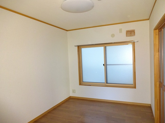 岡谷市塚間町１丁目のアパート【洋室】
