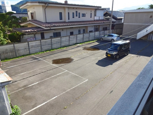 岡谷市本町３丁目のアパート【駐車場】