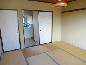 岡谷市本町３丁目のアパート【居間・リビング】和室8帖
