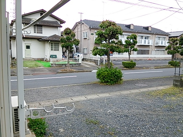 ロイヤルハイツⅡ【展望】部屋からの眺め　並木通り