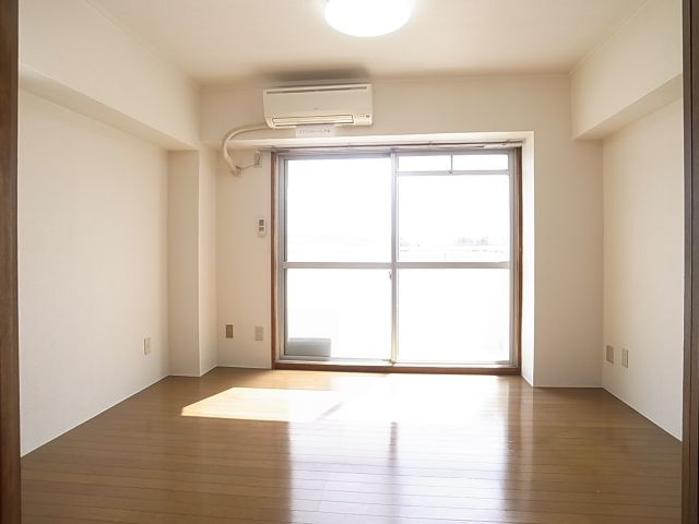 南向きのため、日差しが明るく差し込みます。