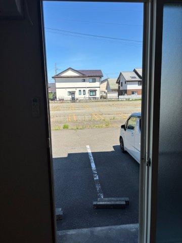 ラ・カルム【その他】アパート敷地の隣は駐車場なので圧迫感がありません。