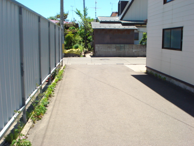 ラ・カルム【周辺】全面道路です。