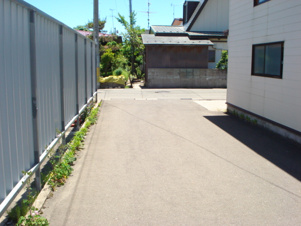 ラ・カルム【周辺】全面道路です。