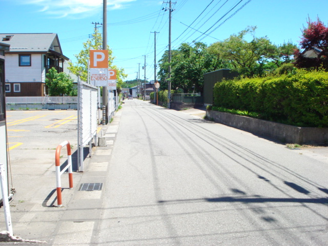 ラ・カルム【周辺】全面道路です。