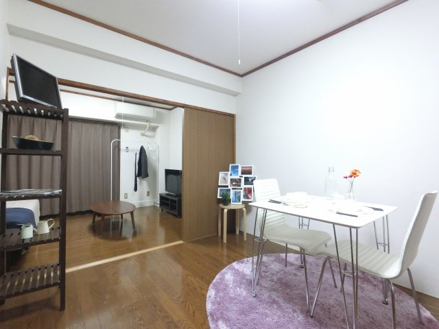 真ん中の洋室はダイニング・リビングのように使えます。