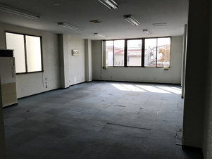 横手市前郷一番町事務所居宅【内装】明るい室内です