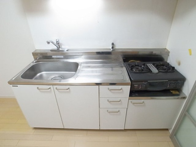二口コンロと十分な調理スペースがあります