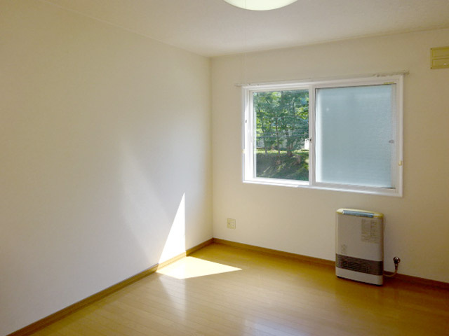 メゾントワベール【洋室】２階洋室　道路側　ガスストーブ有