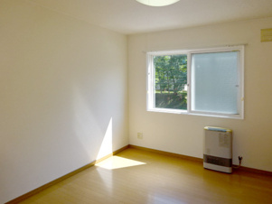 メゾントワベール【洋室】２階洋室　道路側　ガスストーブ有