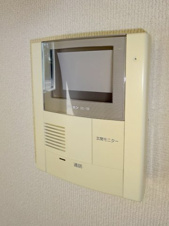 メゾントワベール【セキュリティ】モニタ付インターフォン　ドアを開けずに来客を確認できます
