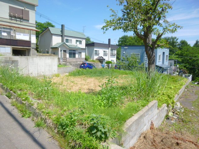 小樽市奥沢４丁目の売地【前面道路含む現地写真】