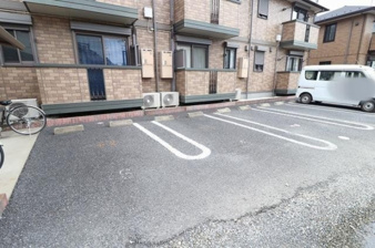 行田市桜町３丁目のアパート【駐車場】