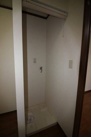 サンクチュアリーコープ【設備】室内洗濯機置き場有ります！　ロールカーテンが付いているので、来客を気にしなくても大丈夫ですよ！