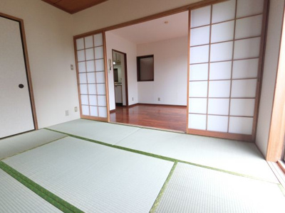 和室の横がLDKとなっているので、解放感といぐさの香りが心落ち着きますね。