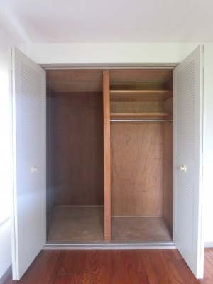 洋室にあるクローゼットです。工夫されています。