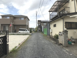 前面道路含む現地写真です