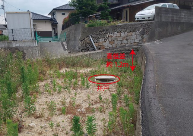 坂出市川津町の売地【前面道路含む現地写真】北側道路と土地との高低差が約1.2mあります。