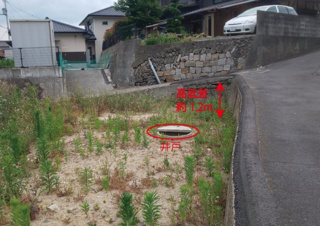 坂出市川津町の売地【前面道路含む現地写真】北側道路と土地との高低差が約1.2mあります。