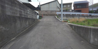 坂出市川津町の売地【前面道路含む現地写真】北側道路（42条2項道路）