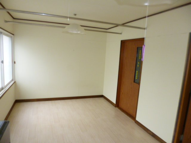 小樽市末広町の中古一戸建【洋室】2016年９月撮影　洗濯機置場