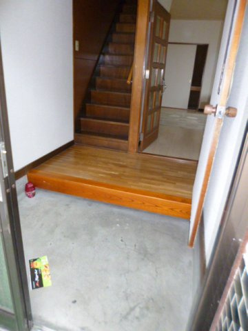 小樽市末広町の中古一戸建【玄関】2016年９月撮影　洗濯機置場