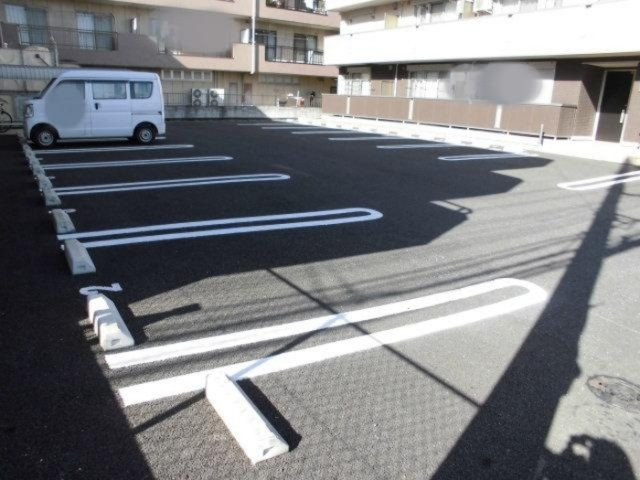 行田市門井町２丁目のアパート【駐車場】