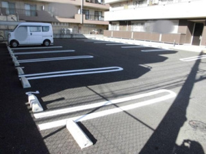行田市門井町２丁目のアパート【駐車場】