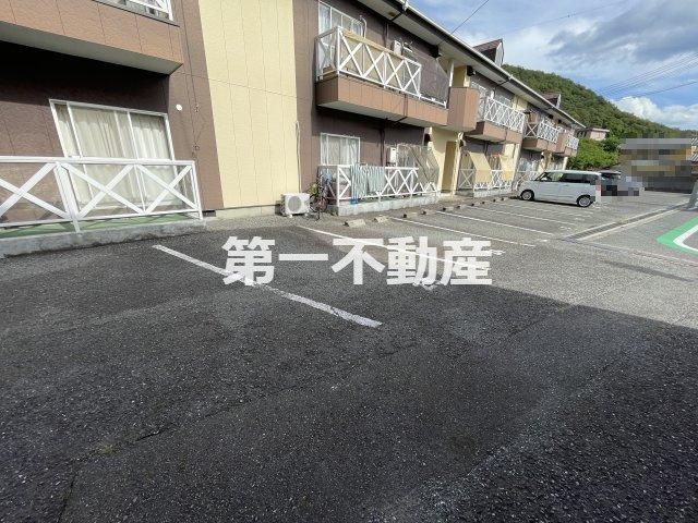 西脇市郷瀬町のアパート【駐車場】