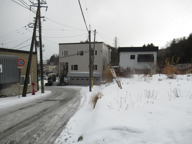 小樽市長橋５丁目の売地【前面道路含む現地写真】