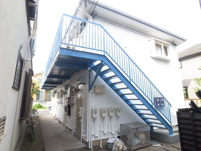 白に青のアクセント。