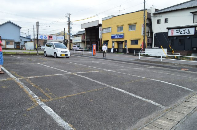 高屋町西町3番店舗【駐車場】