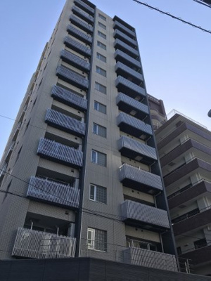 【外観】調布駅徒歩2分の13階建マンション
１Fにコンビニ（セブンイレブン）あります