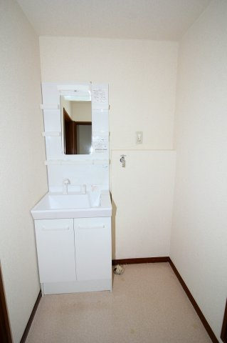 グランデージ【洗面所】朝の身支度にも便利なシャワー付き洗面台