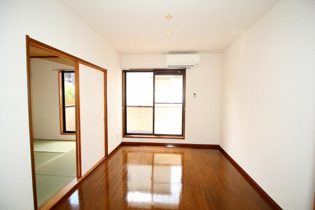 グランデージ【居間・リビング】明るいお部屋です