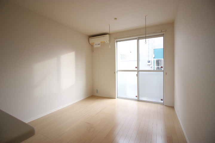 ラーク松代【居間・リビング】家具の配置もしやすいお部屋です